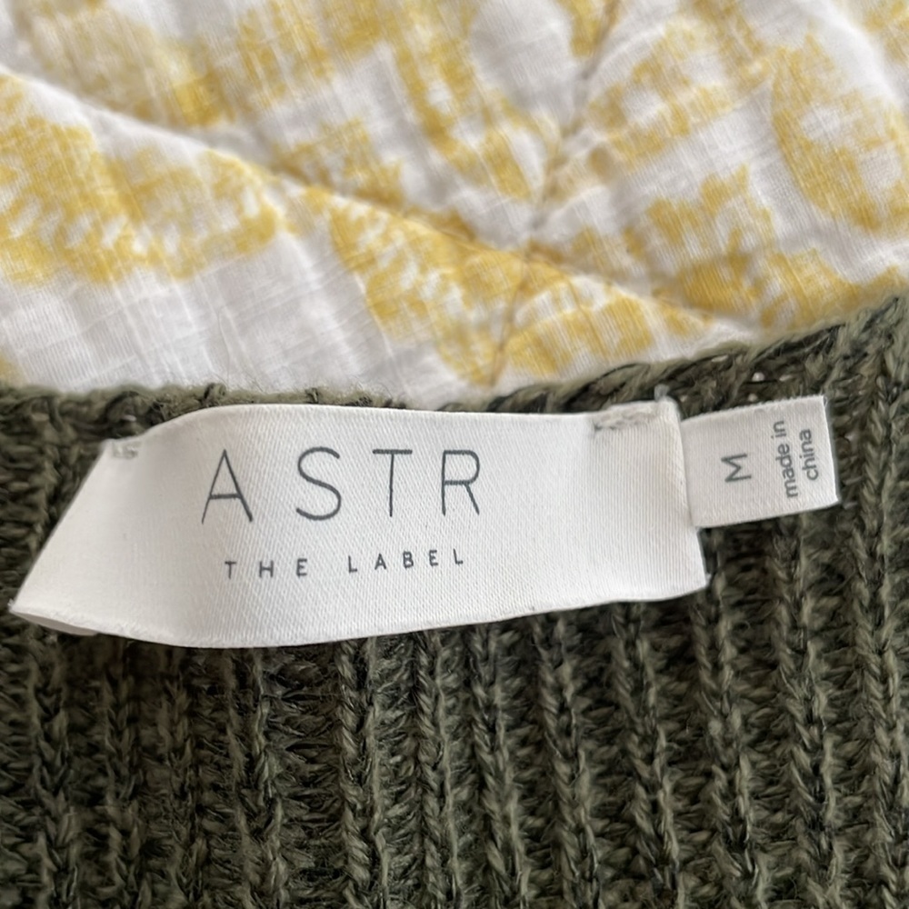 ASTR  Army Green Crisscross Sweater‎ size M - Picture 5 of 5